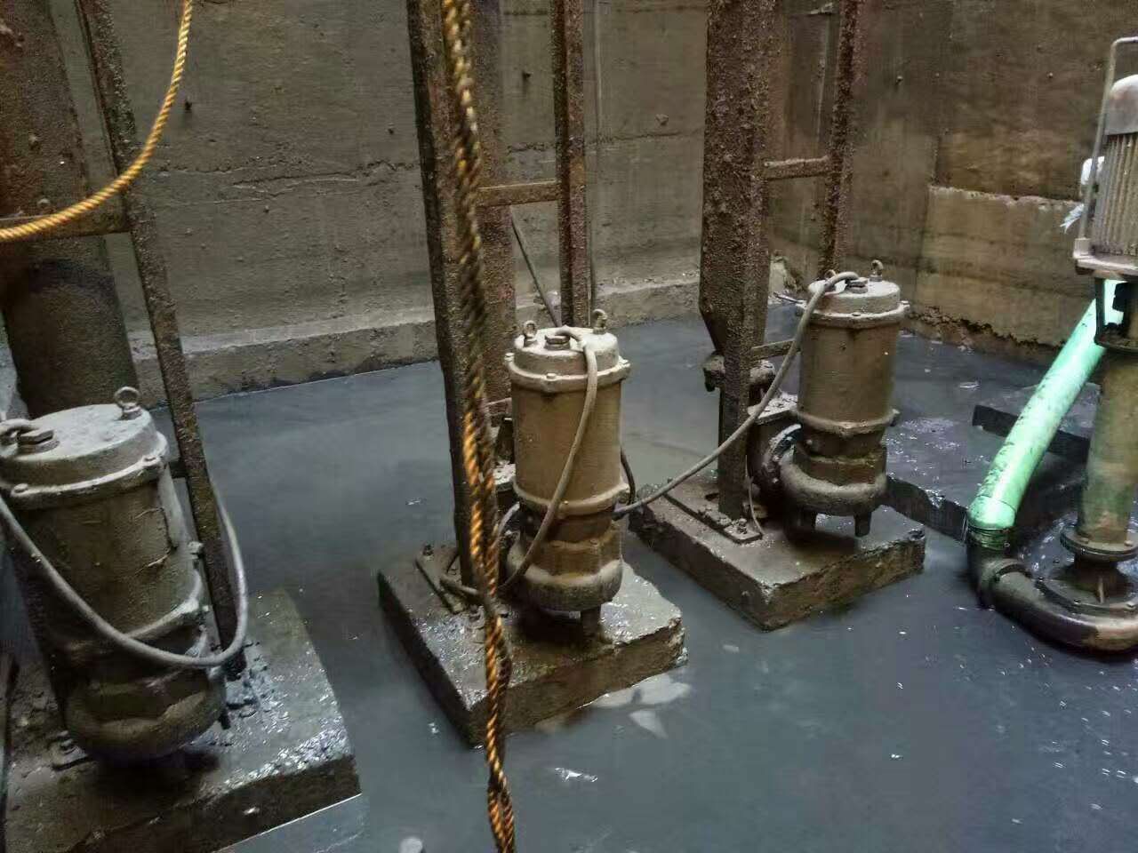 土默特右污水池清理