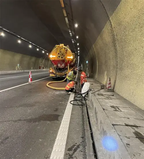 土默特右隧道排水渠清淤